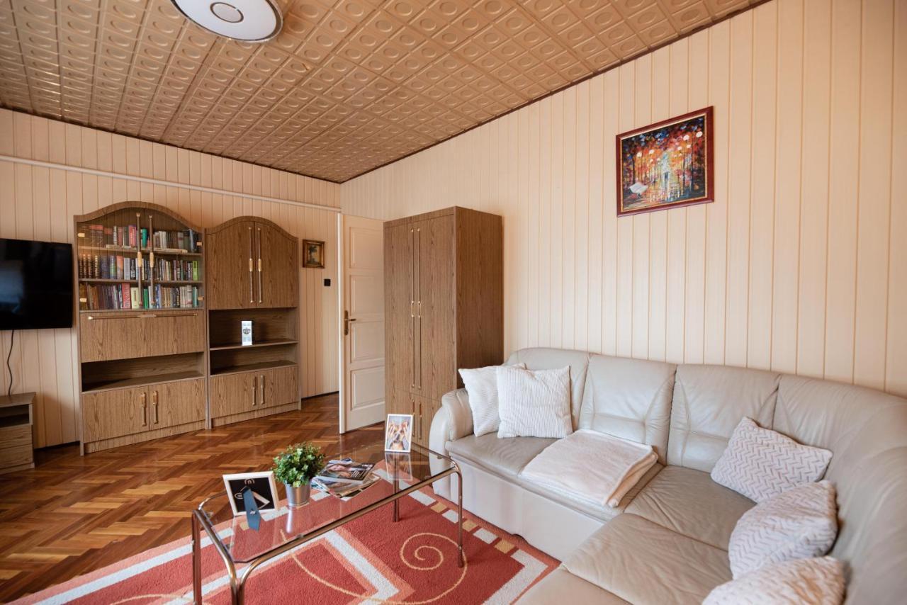 Vadkacsa Apartmanhaz Medencevel 자르마디 외부 사진