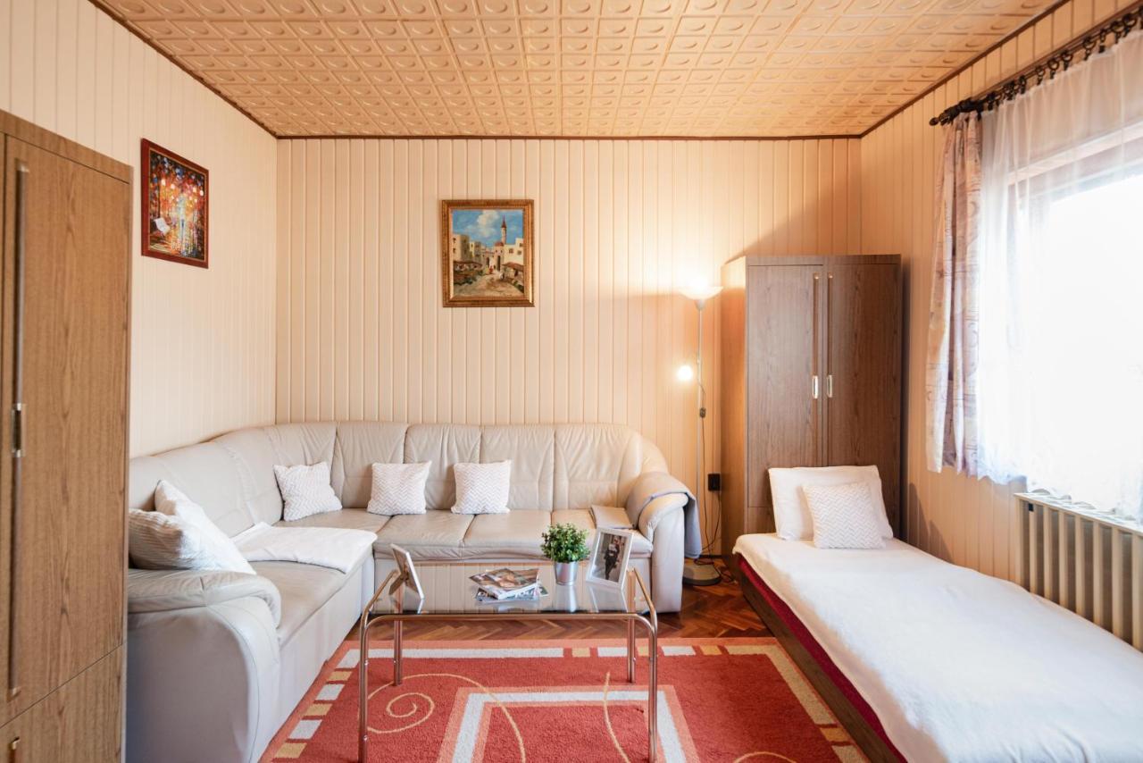 Vadkacsa Apartmanhaz Medencevel 자르마디 외부 사진