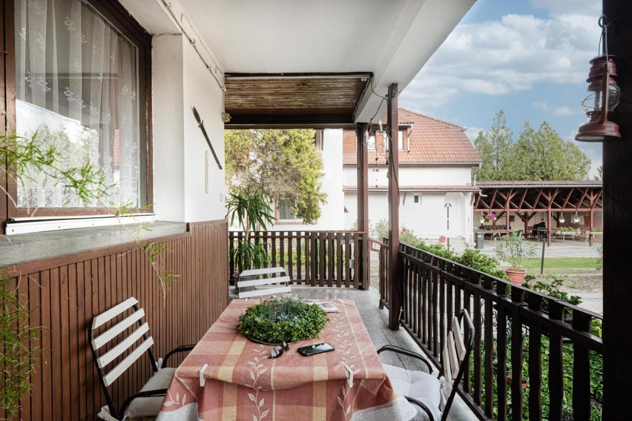 Vadkacsa Apartmanhaz Medencevel 자르마디 외부 사진